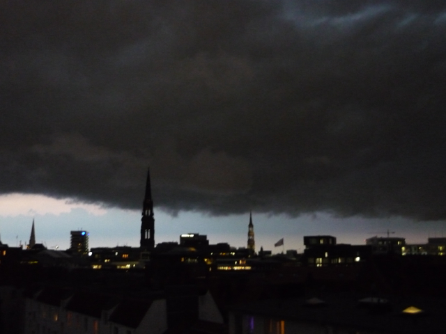 Sturm zieht auf – Blick über Hamburg 