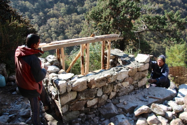 Himalaya: Baueiner Müllstation