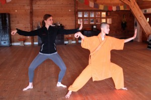 Susanne bekommt Tai-Chi Übungen erklärt
