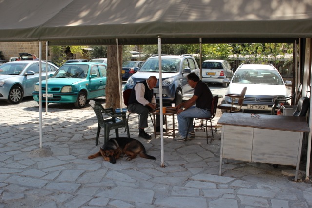 und Männer mit Hunden in Nikosia